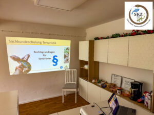 Schulungsraum mit Küchenzeile, Beamer zeigt Präsentation