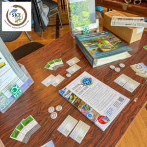 Tisch mit verschiedenen Infomaterialien wie Visitenkarten, Flyer, etc.